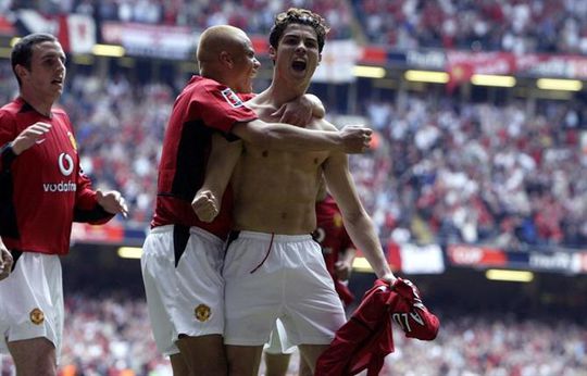 Defesa recorda estreia de Ronaldo nos 'red devils': «Deu cabo de mim!»