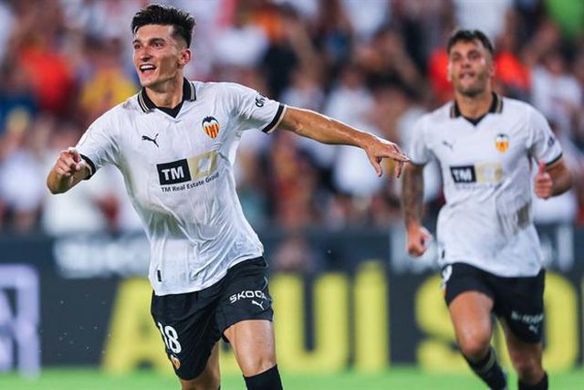 Valência de André Almeida e Thierry Correia dorme na liderança (veja o golo)