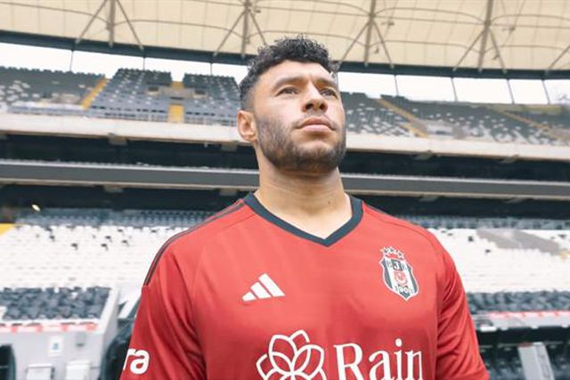 Oficial: Médio do Liverpool ruma à Turquia