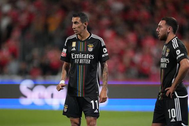 João Mário sofre penálti e Di María não perdoa (veja a falta e o golo)