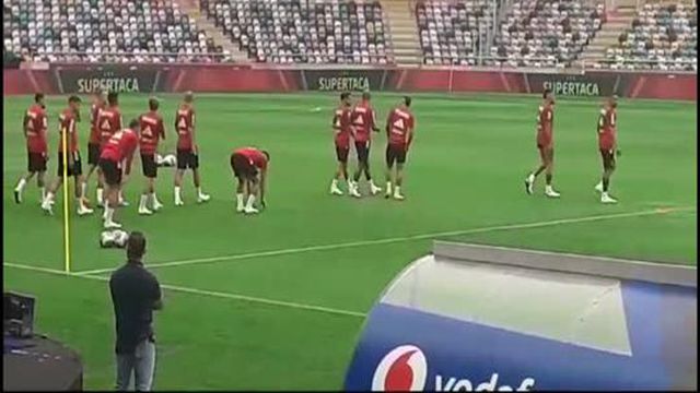 Treino do Benfica antes da Supertaça começou com palestra