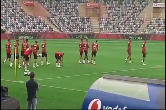 Treino do Benfica antes da Supertaça começou com palestra