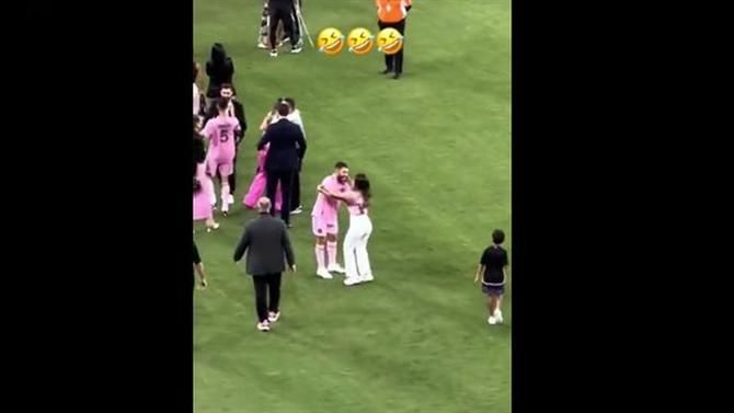O beijo que Jordi 'Messi' Alba quase ganhou da mulher do argentino (vídeo)