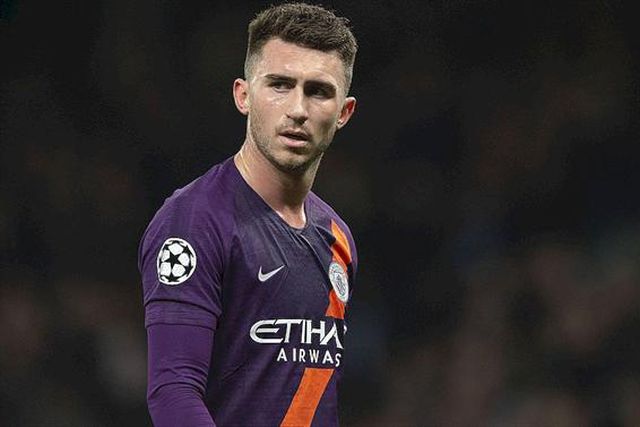 Além de Otávio, Luís Castro recebe central do Man. City