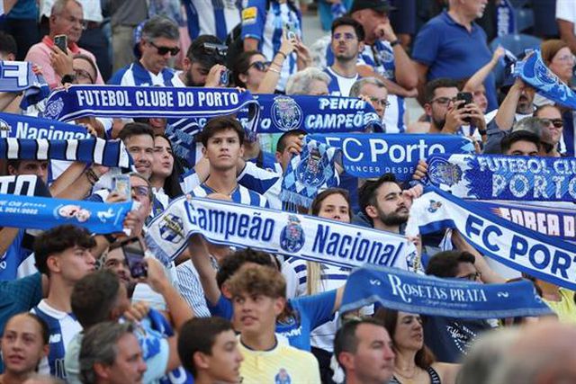 Arrepiante! Adeptos despediram-se assim de Otávio ao minuto 25 (vídeo)