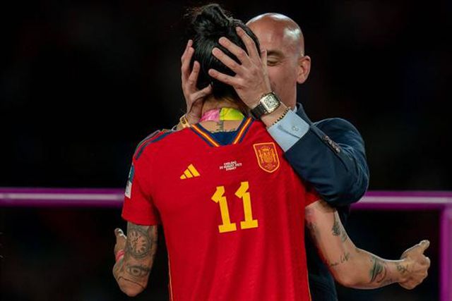 «Nunca vi Rubiales beijar na boca Sergio Ramos ou Carvajal»