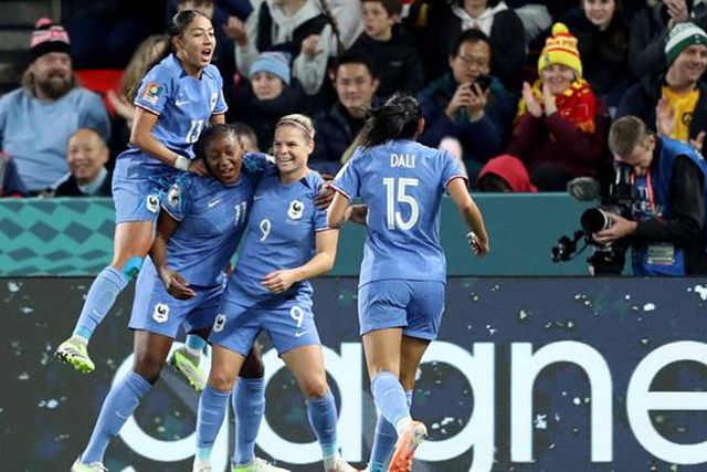 França goleia e ocupa última vaga nos quartos de final