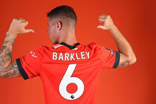 Oficial: Ross Barkley regressa à Premier League