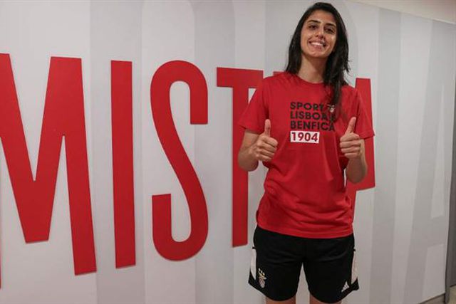 Ferrarin renova com Benfica