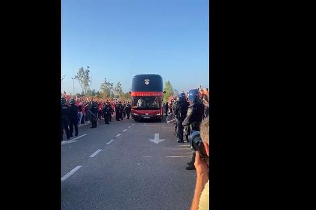 Ambiente de euforia na chegada do autocarro do Benfica (vídeo)