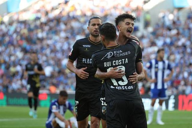 Rui Costa gela bancadas do Dragão (veja o golo)