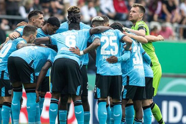 Leverkusen com goleada à moda antiga e 'dedo' de Grimaldo