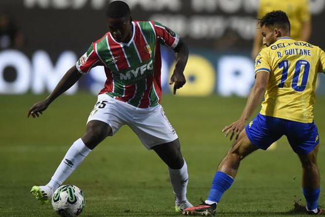 E. Amadora vence na Liga 14 anos depois e ao soar do gongo (veja o resumo)