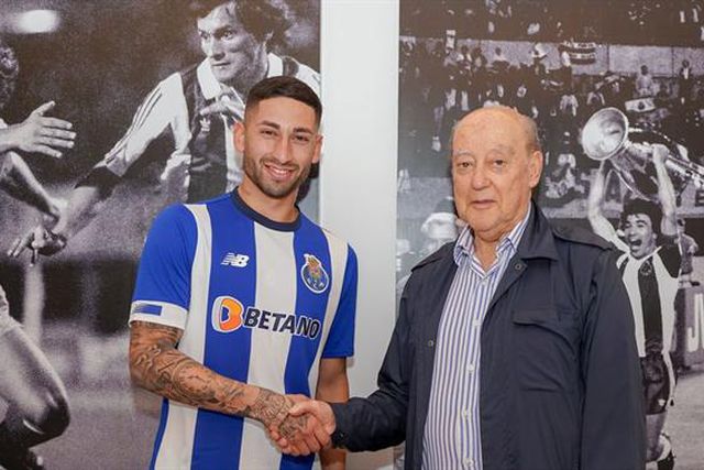 Alan Varela na linha de montagem