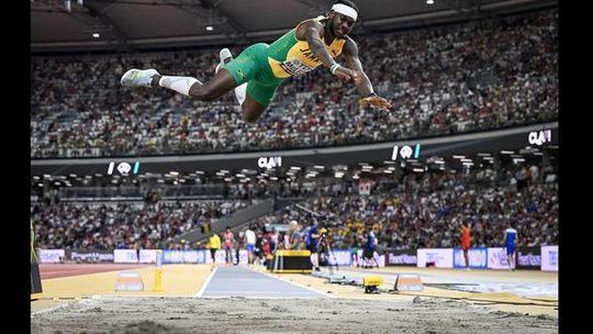 Falhou salto e aterrou de cabeça... até muito perto do pódio (vídeo e fotos)