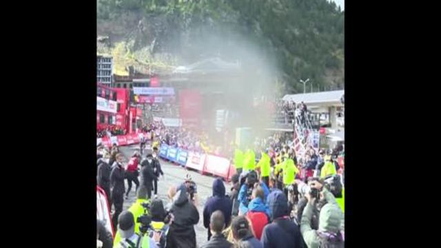 A queda que deixou Evenepoel em sangue (já depois de cortar a meta!)