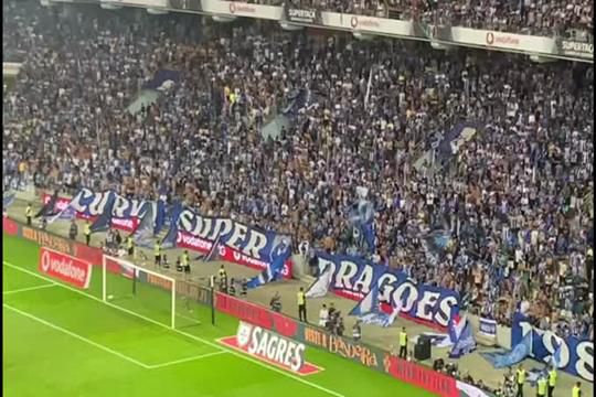 Na Supertaça: A bancada do FC Porto com adereços