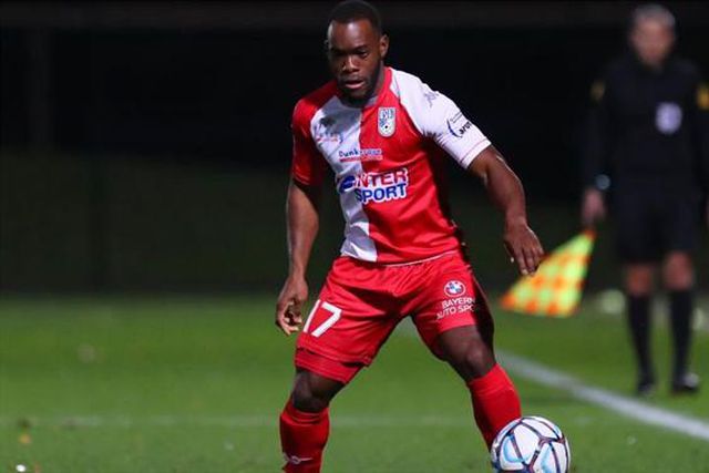 Sy para fechar o lado esquerdo da defesa