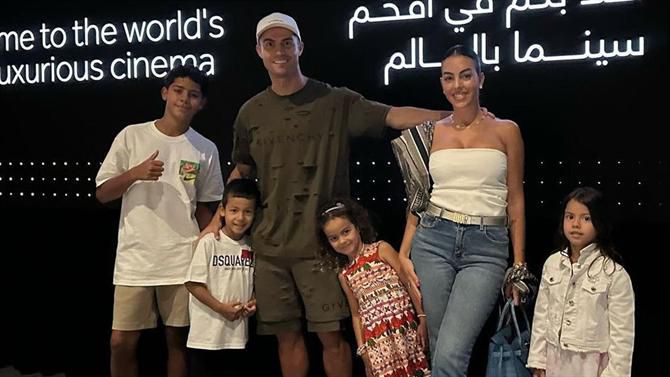 Ronaldo foi com a família ao cinema, mas não é bem um cinema 'normal'... (vídeo)