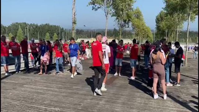 Pode ser sempre assim? Dois adeptos do FC Porto a passear entre os rivais do Benfica
