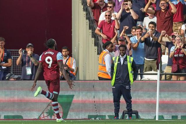 Mais uma 'martelada' nos 'blues' (veja o golo)