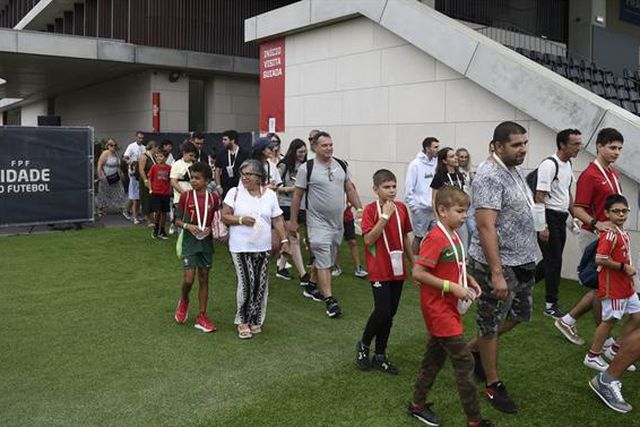 Cidade do Futebol de portas abertas para milhares de adeptos