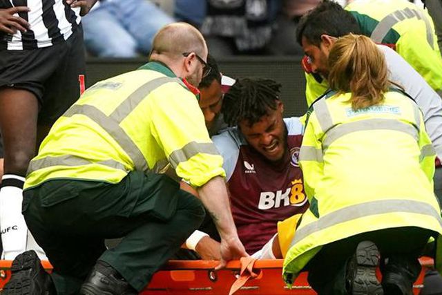 Tyrone Mings operado ao joelho e 9 meses de baixa