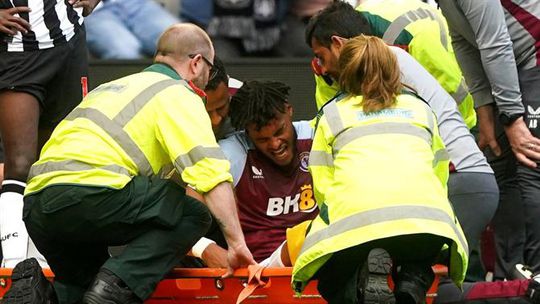 Tyrone Mings operado ao joelho e 9 meses de baixa