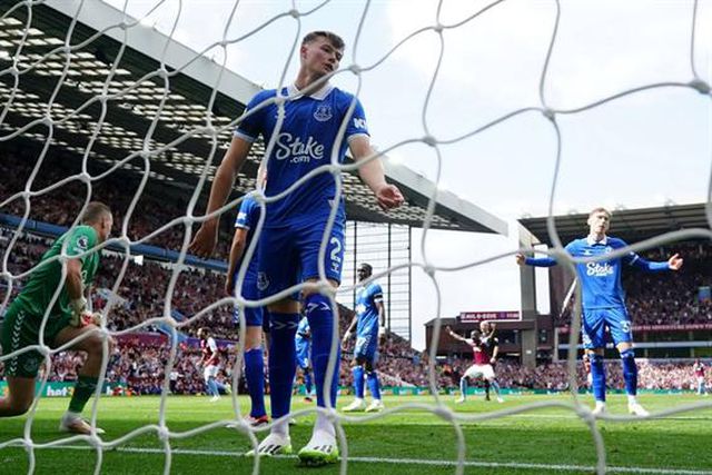 Everton (ainda sem Chermiti) goleado pelo Aston Villa