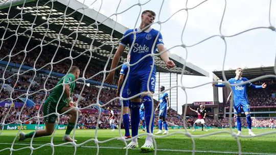 Everton (ainda sem Chermiti) goleado pelo Aston Villa