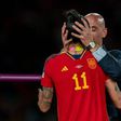 FIFA abre inquérito a presidente da Federação espanhola por beijo na boca a jogadora