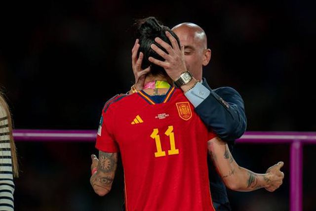 FIFA abre inquérito a presidente da Federação espanhola por beijo na boca a jogadora