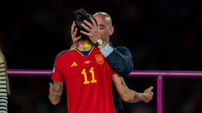 FIFA abre inquérito a presidente da Federação espanhola por beijo na boca a jogadora
