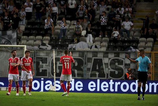 Di María coloca águias a ganhar no Bessa (vídeo)
