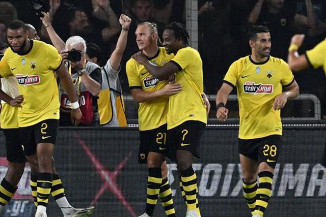 AEK sofre mas está no ‘play-off’