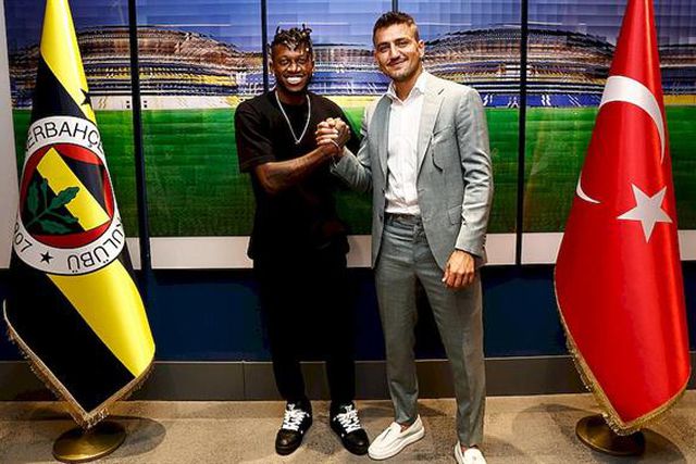 Oficial: reforço para o meio-campo chega de Old Trafford