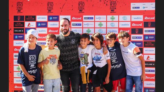 Ricardinho apadrinha torneio de rua na Maia