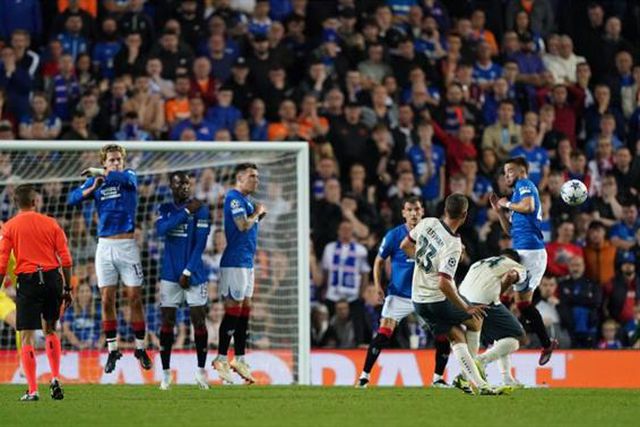 Quatro golos entre Rangers e PSV, Diogo Gonçalves em vantagem