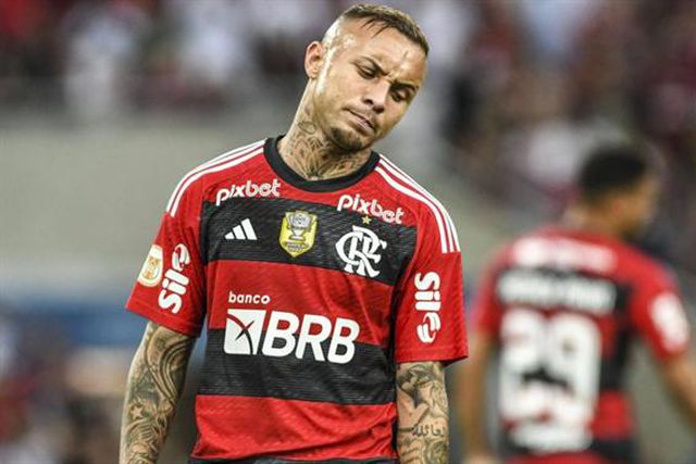 Everton Cebolinha ‘encostado’
