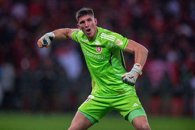 Guarda-redes marca penálti decisivo (9-8!) e Internacional avança (vídeo)