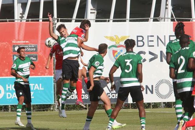 Guarda-redes do Benfica fez isto e viu cartão branco no dérbi com o Sporting (vídeo)