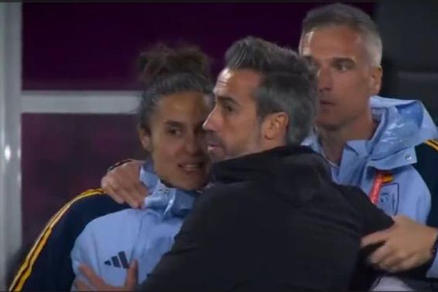 Gesto obsceno do selecionador espanhol aumenta polémica (vídeo)