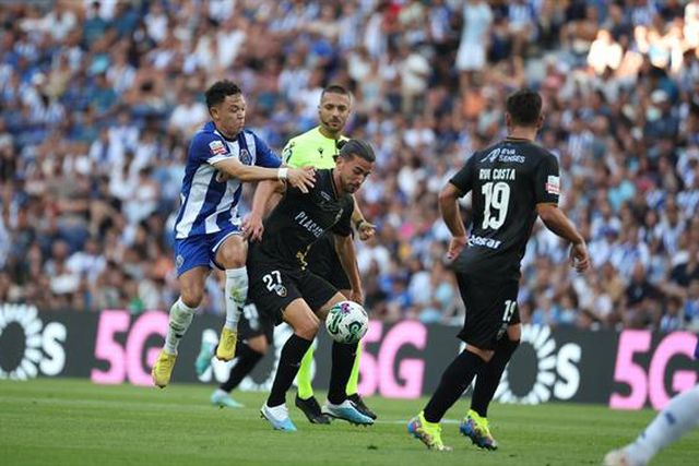 Farense pediu segundo amarelo para Pepê nesta falta (vídeo)