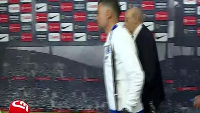 O momento em que Sérgio Conceição passa pela zona mista do Municipal de Aveiro 'escoltado' por Pinto da Costa