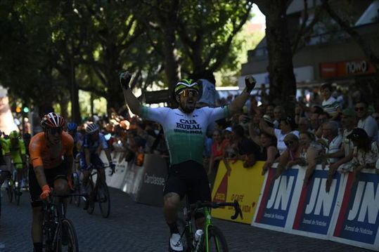 Daniel Barbor vence e Matias de amarelo