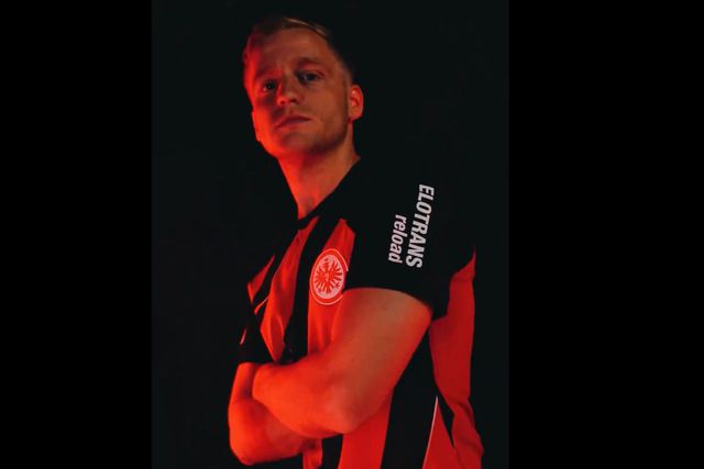 United arruma a casa: Van de Beek no E. Frankfurt