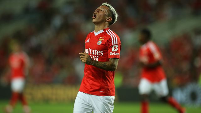 Gianluca Prestianni, extremo argentino do Benfica no jogo com o Fulham, de pré-época (Grafislab)