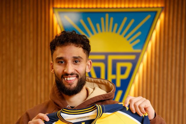 Rafik Guitane com a camisola do Estoril