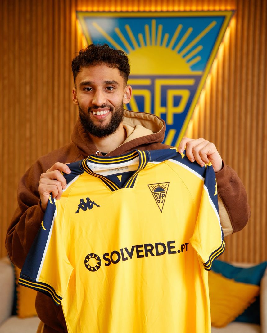 Rafik Guitane com a camisola do Estoril