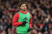 Marcus Rashford realizando exercícios de aquecimento antes de um jogo do Manchester United